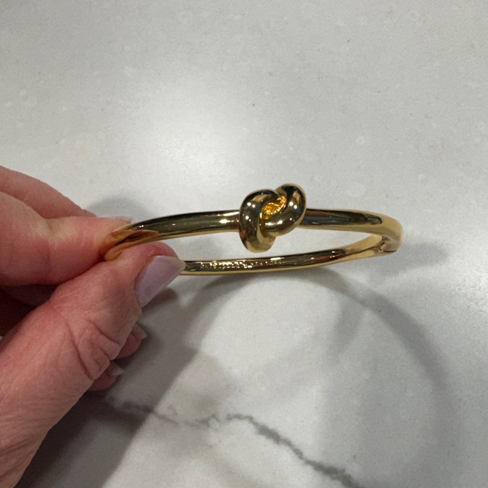 Elegant Gold Knot Bracelet and Earring Set - Picture 3 of 3